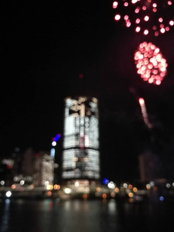 散焦摘要场景河畔烟<strong>花城</strong>市中心