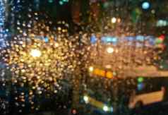 散焦金光闪耀场景城市公共汽车多雨的晚上