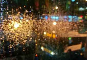 散焦<strong>金光闪耀</strong>场景城市公共汽车多雨的晚上