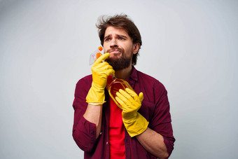 男人。黄色的手套洗涤剂<strong>清洁</strong>专业裁剪视图