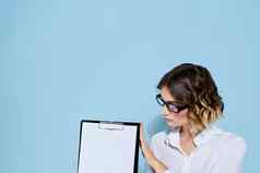 业务女人文档文件夹蓝色的背景光衬衫眼镜脸