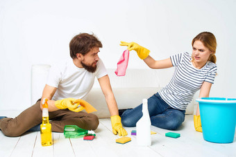 结婚了夫妇联合清洁女朋友洗涤剂生活方式
