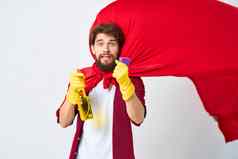男人。红色的雨衣专业家庭作业卫生手套