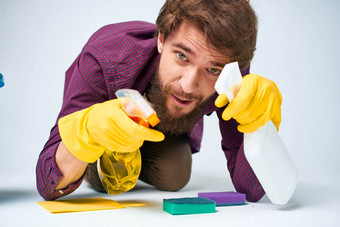 男人。洗涤剂地板上清洁专业家庭作业服务