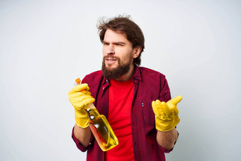 男人。橡胶手套洗涤剂情绪红色的衬衫做家务