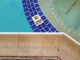 一步标志池蓝色的瓷砖水