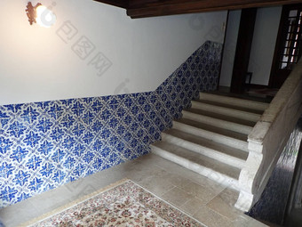 水泥楼梯蓝色的瓷砖墙