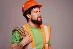 有胡子的男人。建设公司橙色油漆行业