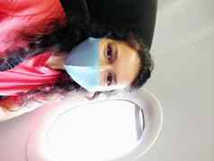 女孩面具使自拍小屋飞机航班规则冠状病毒