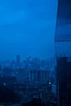 时尚的未来主义的建筑摩天大楼日落雨云华丽的的观点风景(泥