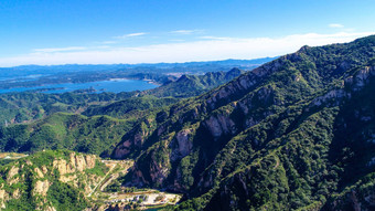 空中视图<strong>山水</strong>储层<strong>背景</strong>美丽的蓝色的天空