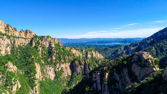 空中视图<strong>山水</strong>储层<strong>背景</strong>美丽的蓝色的天空