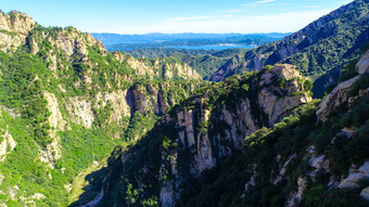 空中视图<strong>山水</strong>储层<strong>背景</strong>美丽的蓝色的天空