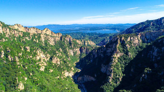 空中视图<strong>山水</strong>储层<strong>背景</strong>美丽的蓝色的天空