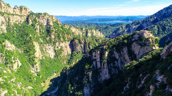 空中视图<strong>山水</strong>储层<strong>背景</strong>美丽的蓝色的天空