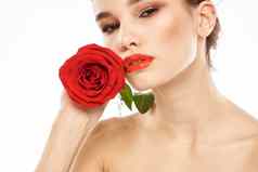 迷人的浅黑肤色的女人女孩化妆脸红色的玫瑰手