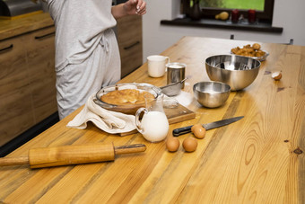 美味的苹果馅饼用橡木制的木表格成分女人灰色的睡衣烹饪美味的苹果馅饼厨房阁楼风格牛奶鸡蛋糖烤馅饼表格首页厨房