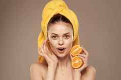 快乐的女人橙子手清洁皮肤水疗中心治疗
