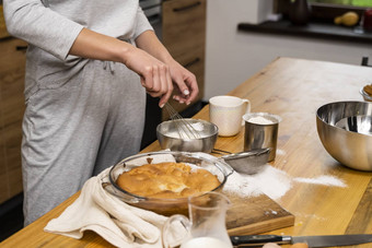 美味的苹果馅饼用橡木制的木表格成分女人灰色的睡衣烹饪美味的苹果馅饼厨房阁楼风格牛奶鸡蛋糖烤馅饼表格首页厨房