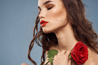 女人肖像红色的玫瑰脸灰色的背景化妆卷曲的头发