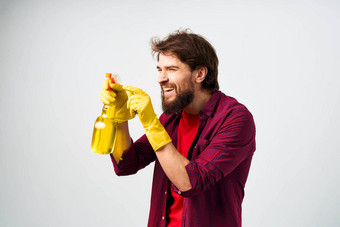 情感男人。穿橡胶手套洗涤剂清洁做家务裁剪视图
