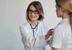 女人专业医生眼镜听诊器病人健康