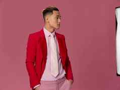 男人。亚洲外观红色的夹克领带时尚发型粉红色的背景