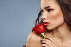 女人肖像红色的玫瑰脸灰色的背景化妆卷曲的头发