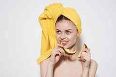 快乐的女人黄色的毛巾头吃漫画健康维生素裁剪视图