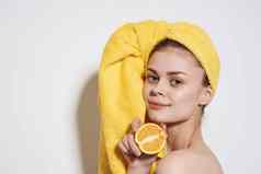 漂亮的女人黄色的毛巾头橙子柑橘类清洁皮肤光背景