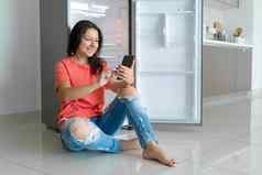 女孩订单食物智能手机空冰箱食物食物交付服务广告
