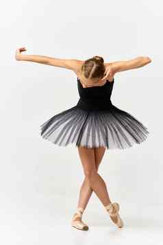 芭蕾舞女演员尖端鞋子图图跳舞孤立的背景