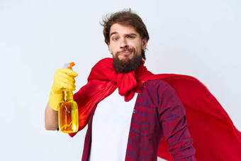 男人。洗涤剂清洁专业红色的雨衣裁剪视图<strong>做家务</strong>