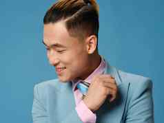 快乐朝鲜文男人。经典西装发型模型领带衬衫