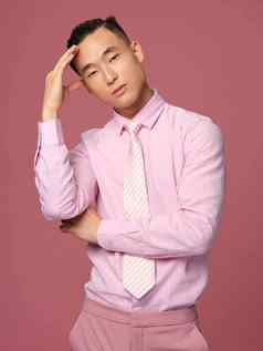 男人。亚洲外观粉红色的衬衫领带手头裁剪视图