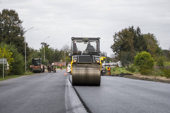 基辅乌克兰9月重沥青路辊重振动辊压实<strong>机</strong>新闻热沥青巷道路建设网站街