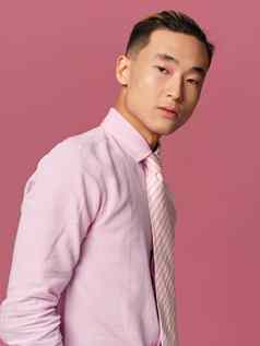 男人。亚洲外观粉红色的衬衫领带信心孤立的背景