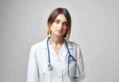 专业医生女人蓝色的听诊器白色医疗礼服