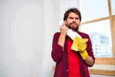 男人。房间做家务清洁服务专业生活方式