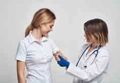 女医生医疗礼服蓝色的手套检查病人裁剪视图