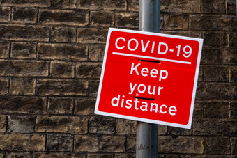 科维德红色的标志鼓励社会距离剑桥