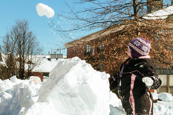 可爱的高加索人女孩孩子玩雪冬天