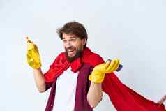 男人。红色的雨衣专业清洁洗涤剂家庭作业