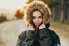 女人温暖的夹克罩在户外新鲜的空气自由生活方式