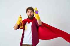 男人。红色的雨衣专业家庭作业卫生手套