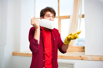 男人。红色的衬衫洗涤剂清洁做家务专业人士