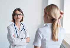 女人医生医疗礼服女病人眼镜健康生活方式