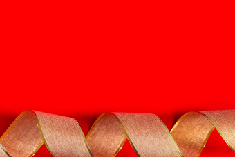 金丝带红色的背景黄金包装丝带卷发红色的背景一年背景复制空间的地方文本横幅假期概念圣诞节一年情人节一天