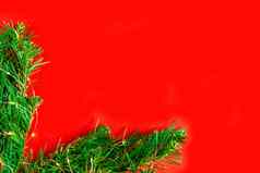 绿色松分支机构光灯泡红色的背景框架角落里圣诞节背景假期灯