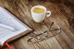 个人阅读神圣的圣经研究杯咖啡